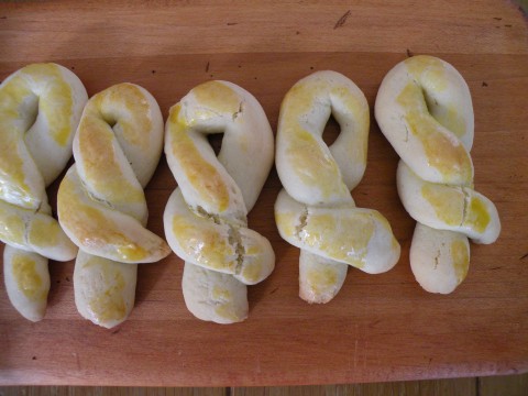 Rope shapes Greek cookies