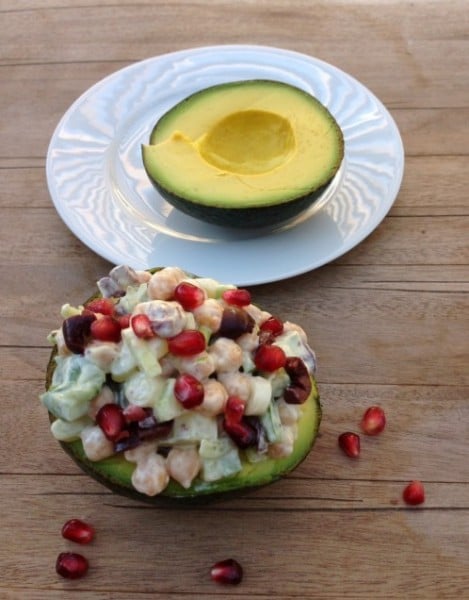 Stuffed avocado with chickpeas 